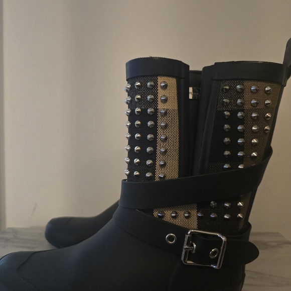 Burberry Rain Boots with studs - Picture 3 of 5